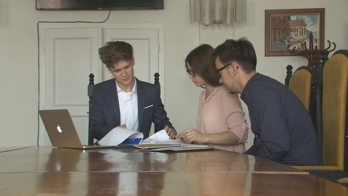 Hráči Bayernu oslavujú gól Serga Gnabryho proti Dortmundu.