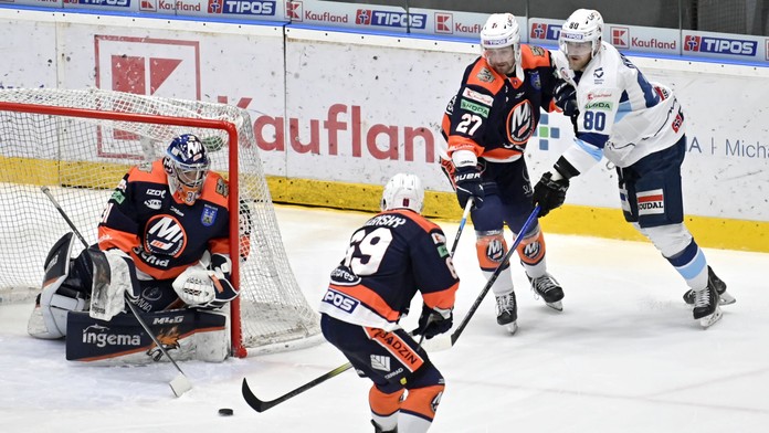 Na snímke zľava brankár Stanislav Škorvánek, Samuel Solenský a Miroslav Macejko (všetci Michalovce) a Tomáš Hrnka (Nitra).