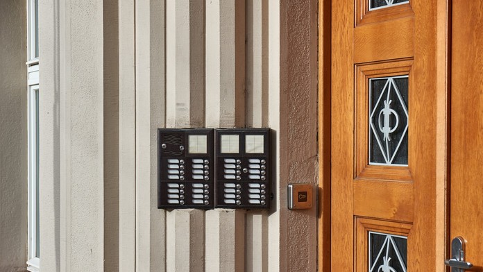 Obyvatelia bytovky sa sťažovali na vtipkára, ktorý ich budí zvonením. Výjazd policajnej hliadky mal bizarné rozuzlenie