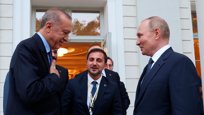 Turecký prezident Recep Tayyip Erdogan (vľavo) a ruský prezident Vladimir Putin.