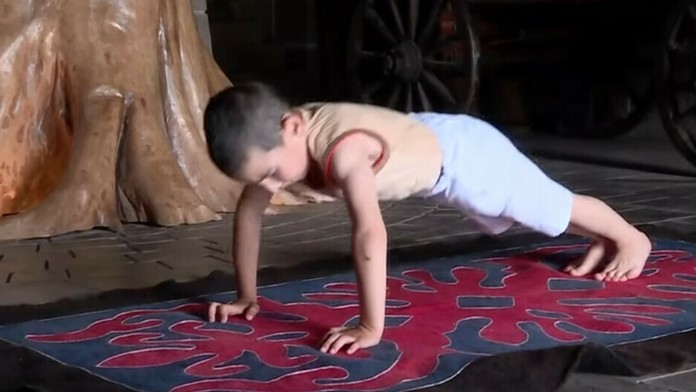 Policajt zachraňuje bábätko.