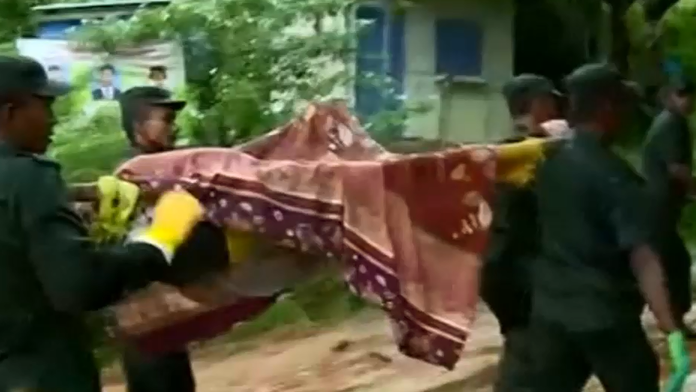 Vojaci nesú jednú z obetí zosuvov pôdy.