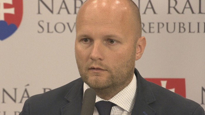 Kouč Ruska Stanislav Čerčesov v kvalifikácii ME 2020 v San Maríne.