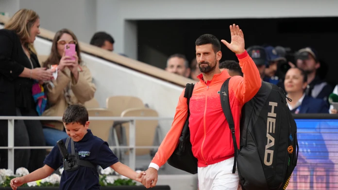 Roland Garros: Djokovič zareagoval na stratu setu a postúpil. Sinner sa do semifinále prebojoval suverénne