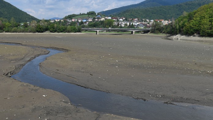 Na snímke vodná nádrž Ružín takmer bez vody.