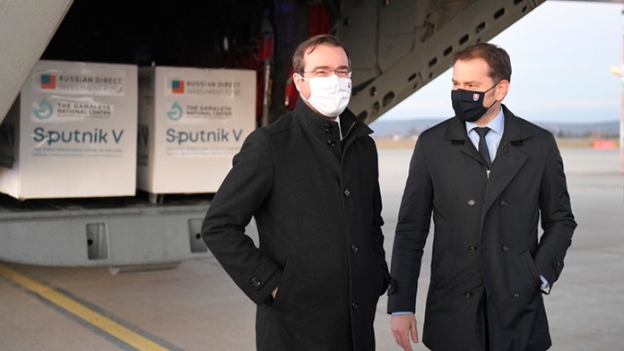 Marek Krajčí a Igor Matovič na košickom letisku, kde priviezli prvú dodávku vakcín Sputnik V.