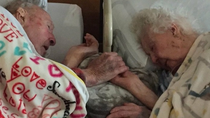 Muž drží za ruku svoju umierajúcu lásku.