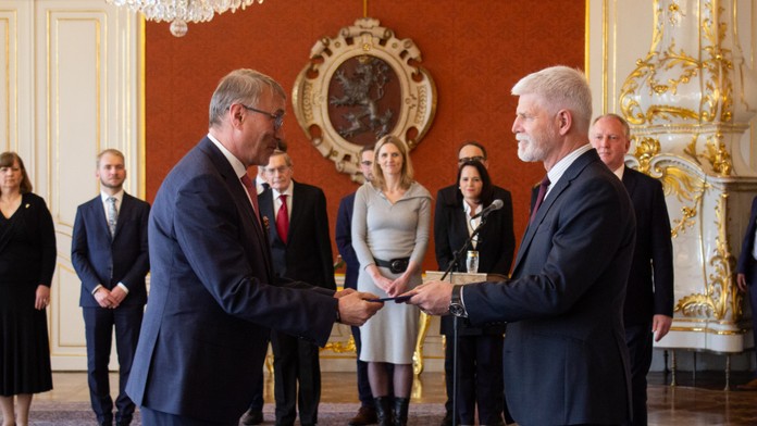 Petr Pavel podáva poverovaciu listinu Martinovi Dvořákovi, ktorého vymenoval ministrom pre európske záležitosti