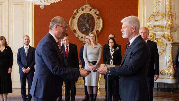 Petr Pavel podáva poverovaciu listinu Martinovi Dvořákovi, ktorého vymenoval ministrom pre európske záležitosti