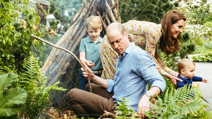 Zhora Dylan Larkin a James van Riemsdyk z USA oslavujú gól proti Nemecku na MS 2019.