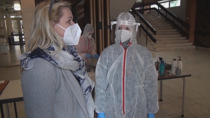 Poverení ľudia preverujú stovky mobilných odberných miest.