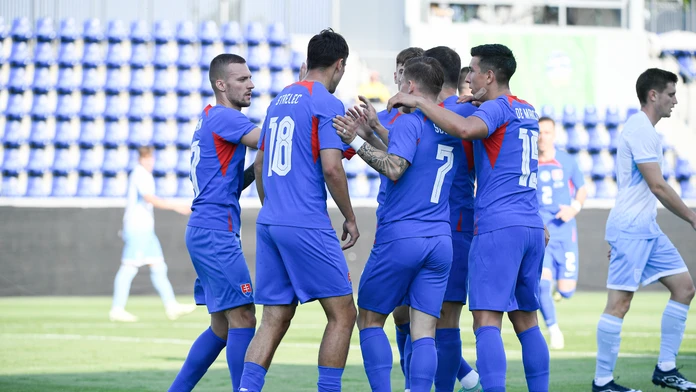Hráči Slovenska sa tešia po strelení gólu