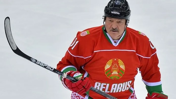 VIDEO: Pri gólovej strele bieloruského prezidenta sa akoby zastavil čas. Lukašenkova „žabka“ baví sociálne siete