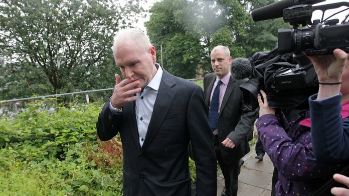 Paul Gascoigne uteká pred novinármi.