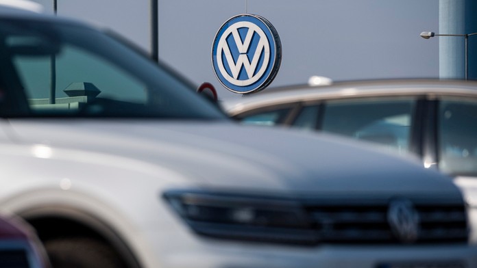 Logo nemeckej automobilky Volkswagen na budove závodu v Devínskej Novej Vsi.