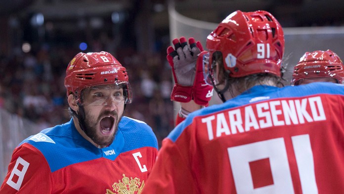 Kapitán Ruska na Svetovom pohári Alexander Ovečkin sa teší z gólu, pri ktorom asistoval Vladimirovi Tarasenkovi.