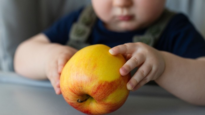 Lekári bojujú za záchranu podvyživeného dievčatka (3). Matka ho podľa nemocnice kŕmila iba ovocím