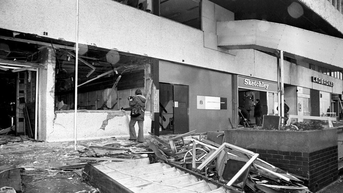 Na snímke demonštranti držia transparenty počas protivládneho protestu pred parlamentom v Bratislave v utorok 17. novembra 2020.