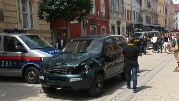 Auto, ktore vrazalo v Grazi do ludi.
