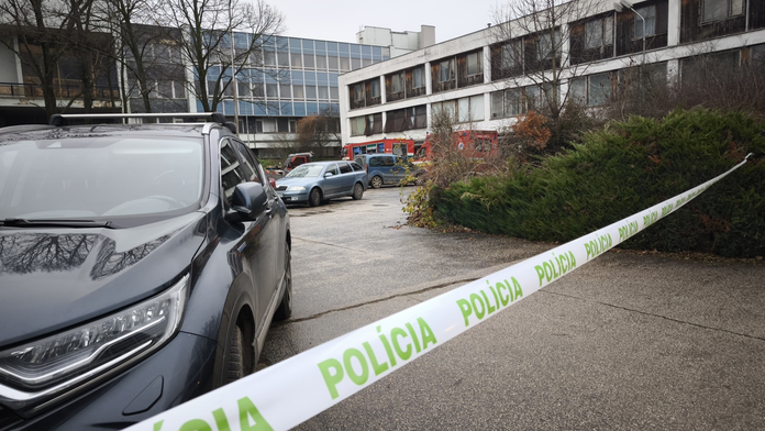 Policajný zásah v Nitrianskom okrese: Našli vysoko výbušnú kyselinu, priestor evakuovali