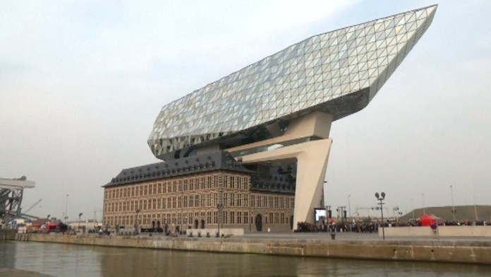 V Antverpách stojí jedno z posledných diel slávnej architektky Zahy Hadid.
