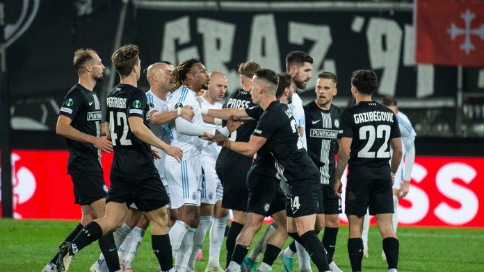 Kopa chýb a zbytočné inkasovania. Slovan dohrával o jedného menej, v odvete bude potrebovať zázrak