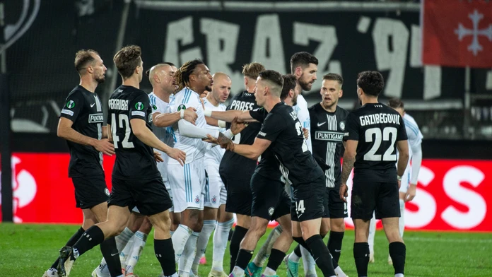Kopa chýb a zbytočné inkasovania. Slovan dohrával o jedného menej, v odvete bude potrebovať zázrak