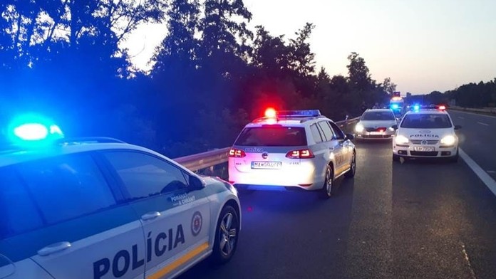 Žena vyskočila za jazdy na diaľnici z auta