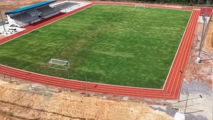 Kuriózna atletická dráha v Thajsku vzbudila posmech a pohoršenie. Projekt preveruje komisia