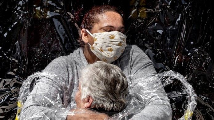 Fotografia s názvom Prvé objatie od dánskeho fotoreportéra Madsa Nissena vyhrala tohtoročnú prestížnu súťaž World Press Photo.