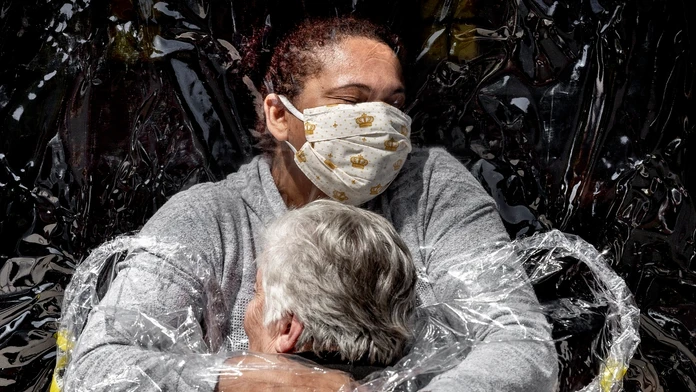 Fotografia s názvom Prvé objatie od dánskeho fotoreportéra Madsa Nissena vyhrala tohtoročnú prestížnu súťaž World Press Photo.