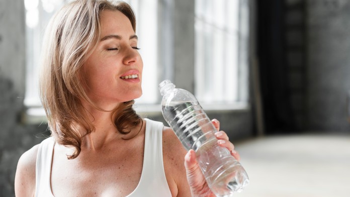 Odborníci varujú, že aj pitie priveľa vody môže byť nebezpečné. Môže viesť k vážnym stavom, dokonca aj k smrti