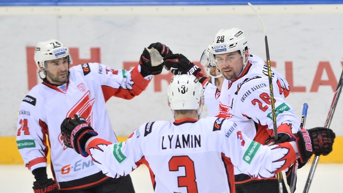  Zľava hráči Omska Alexander Popov, Kirill Ljamin a Denis Kuľaš.