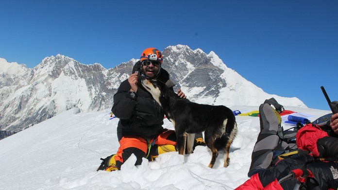 Potulný pes sa pridal k horolezcom a vystúpil s nimi na sedemtisícovku.