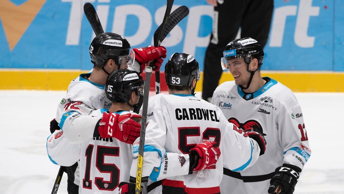 Zamestnanec letiska kontroluje cestujúcich.