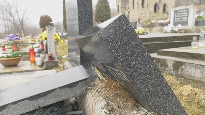 Neznámy páchateľ poškodil šesť náhrobkov.