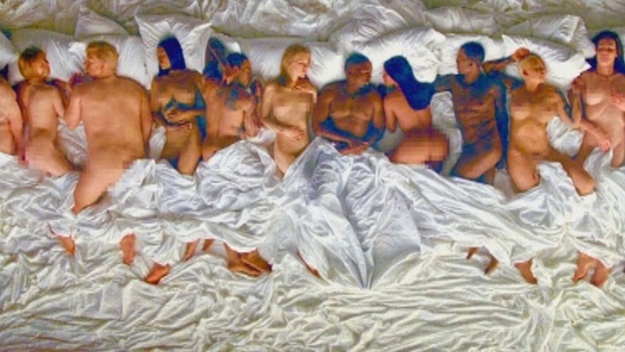 Záber na jeden z kontroverzných clipov.