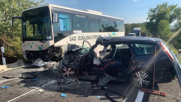 Ďalšia nehoda autobusu, zrazil sa s osobným autom. Vážne zraneného vodiča bral vrtuľník