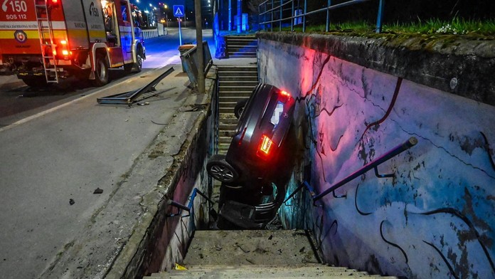 FOTO: V Košiciach skončilo auto v podchode pre chodcov.  Vodič po havárii vystúpil a odišiel