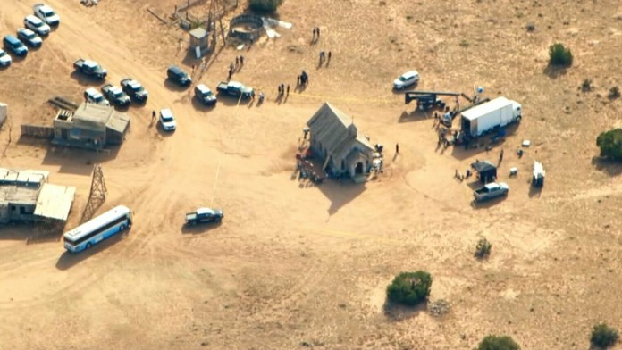 Alec Baldwin postrelil pri filmovom nakrúcaní dvoch ľudí, kameramanka zomrela