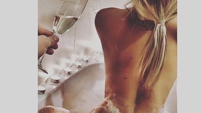 Nela a Lukáš vo vani. 