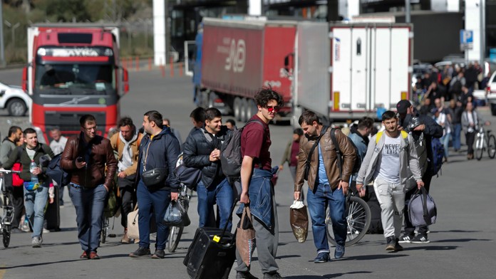 Dlhý rad áut čakal na prekročenie hraníc z Ruska do Gruzínska.