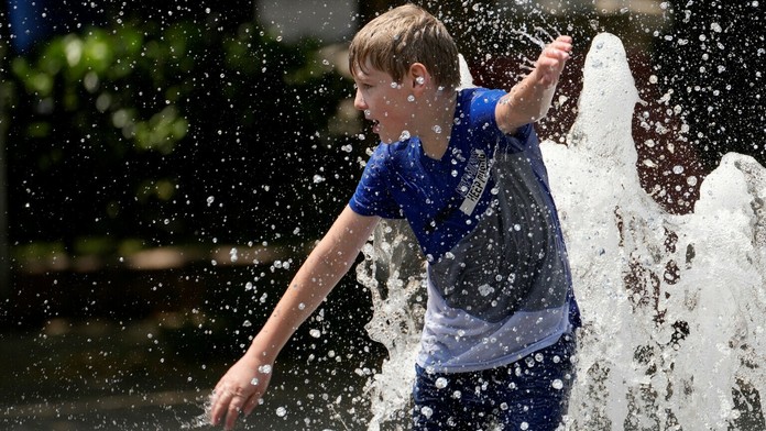 Na snímke chlapec šantí vo fontáne počas horúceho dňa v centre maďarskej Budapešti.