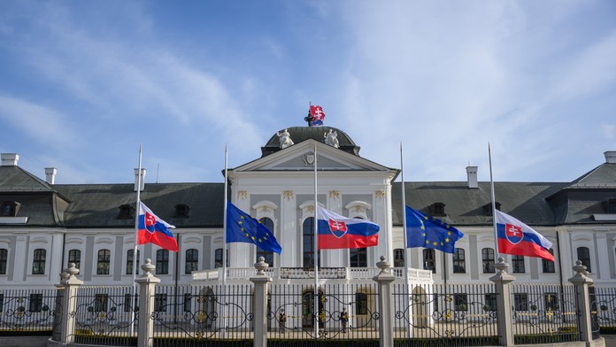 V sobotu bude na Slovensku štátny smútok. Prečítajte si, ako je to s oslavami či so športovými podujatiami