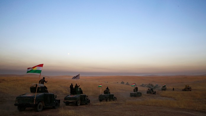 Konvoj kurdských polovojenských jednotiek.