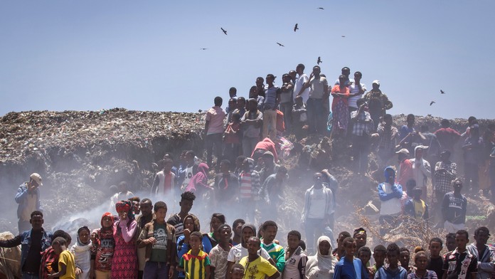 Miestni sledujú záchranárov.
