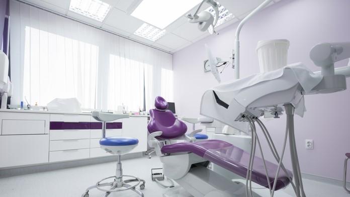 Žena zomrela krátko po vytrhnutí zuba. Lekár mal falošný diplom, sestra bola krajčírka