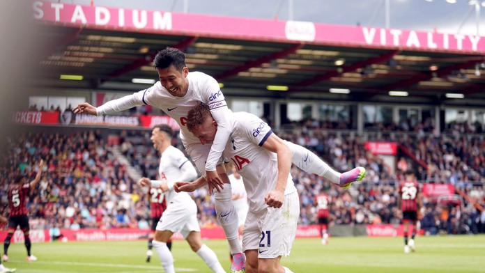 Dejan Kuluševski z Tottenhamu Hotspur sa teší so spoluhráčom po strelení gólu