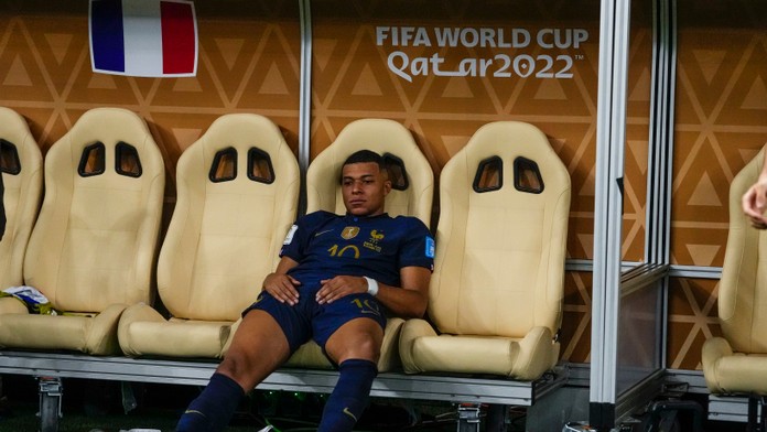 Francúzi po finále: Mali sme o deň menej na prípravu ako Argentína. Mbappého utešoval Macron