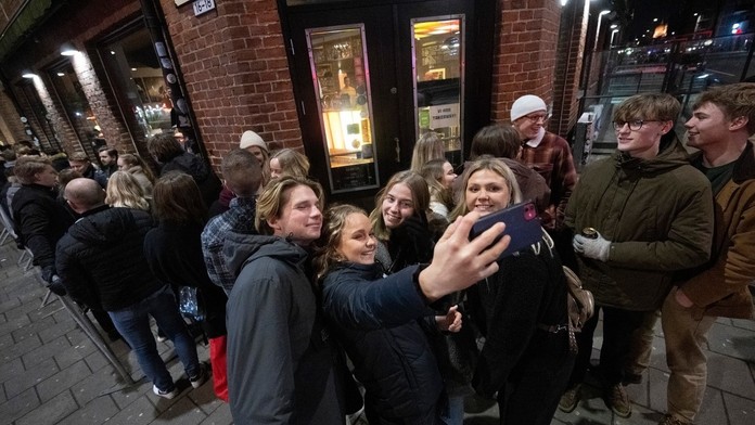 Ľudia stoja v rade pred nočným klubom KB v centre Malmö..jpg